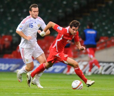 09.09.09 - World Cup Qualifying Group 4 Wales v Russia Wales' Joe Ledley gets past Russia's Alexander Kerzhakov 