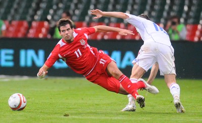 09.09.09 - World Cup Qualifying Group 4 Wales v Russia Wales' Joe Ledley is brought down by Russia's Alexander Kerzhakov 