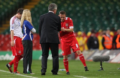 09.09.09 Wales v Russia... Russia's manager Guus Hiddink with Wales captain Craig Bellamy at the end of the match . 