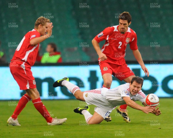 09.09.09 - World Cup Qualifying Group 4 Wales v Russia Russia's Konstantin Zyryanov is tackled by Wales' David Edwards and Sam Ricketts  