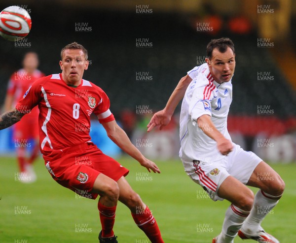 09.09.09 - World Cup Qualifying Group 4 Wales v Russia Wales' Craig Bellamy and Russia's Sergei Ignashevich compete 