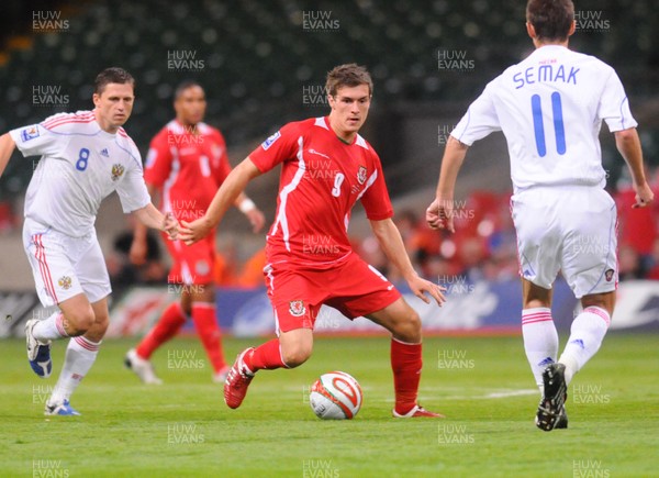 09.09.09 - World Cup Qualifying Group 4 Wales v Russia Wales' Aaron Ramsey looks to get between Russia's Igor Semshov and Serget Semak  