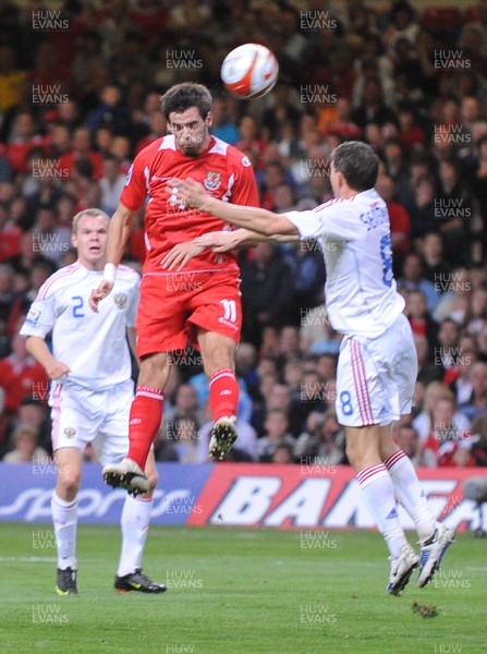 09.09.09 - World Cup Qualifying Group 4 Wales v Russia Wales' Joe Ledley beats Russia's Igor Semshov to a high ball 