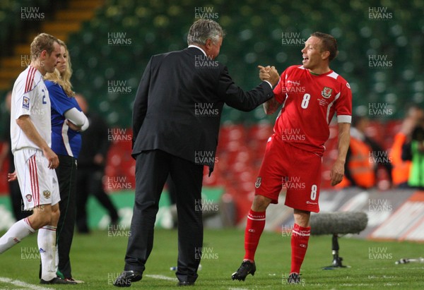 09.09.09 Wales v Russia... Russia's manager Guus Hiddink with Wales captain Craig Bellamy at the end of the match . 