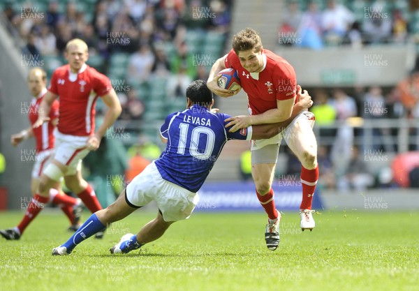 120513 - Wales v Samoa - Bowl Semi Final - HSBC Sevens World Series - Chris Knight of Wales escapes the tackle by Reupena Levasa of Samoa 