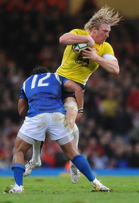 13.11.09 - Wales v Samoa - Invesco Perpetual Series 2009 - Wales' Andy Powell is tackled by Samoa's Seilala Mapusua. 