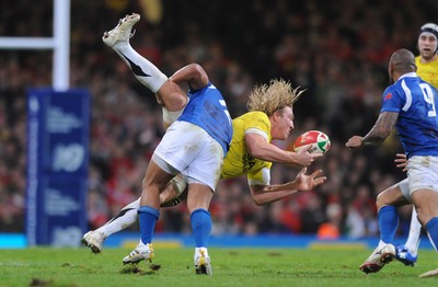13.11.09 - Wales v Samoa - Invesco Perpetual Series 2009 - Wales' Andy Powell is tackled by Samoa's Seilala Mapusua. 