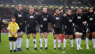 13.11.09 - Wales v Samoa - Invesco Perpetual Series 2009 - Mascot Henry Walters lines up with Ryan Jones, Gethin Jenkins, Tom Shanklin, Huw Bennett, Paul James, Andy Powell and Jamie Roberts. 