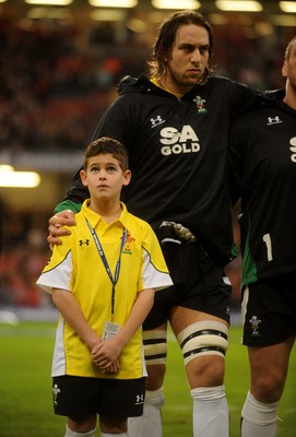 13.11.09 - Wales v Samoa - Invesco Perpetual Series 2009 - Mascot Henry Walters lines up with Ryan Jones. 