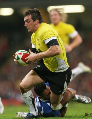 13.11.09 Wales v Samoa... Wales' Sam Warburton is tackled by Samoa's Lolo Lui. 