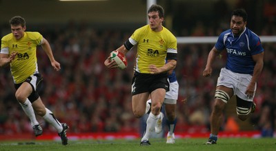 13.11.09 Wales v Samoa... Wales' Sam Warburton breaks through. 