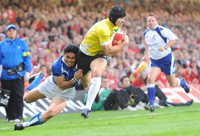 13.11.09 - Invesco Perpetual International Rugby, Wales v Samoa Wales' Leigh Halfpenny goes through on his way to score a try 