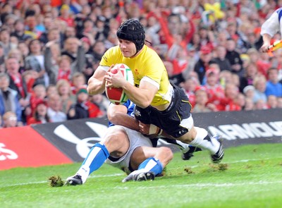 13.11.09 - Invesco Perpetual International Rugby, Wales v Samoa Wales' Leigh Halfpenny goes through on his way to score a try 