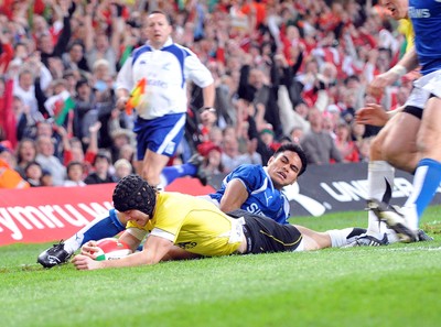 13.11.09 - Invesco Perpetual International Rugby, Wales v Samoa Wales' Leigh Halfpenny goes through on his way to score a try 