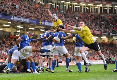 13.11.09 - Invesco Perpetual International Rugby, Wales v Samoa Samoa's Junior Poluleuligaga has a kick charged down by Wales Gethin Jenkins 