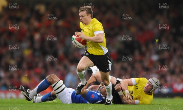 13.11.09 - Wales v Samoa - Invesco Perpetual Series 2009 - Wales' Dwayne Peel breaks. 