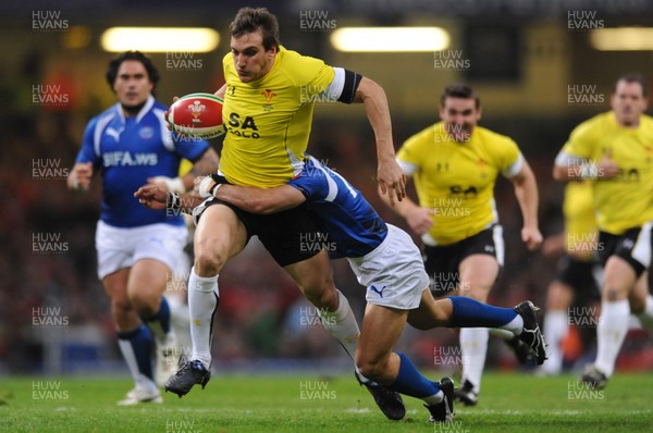 13.11.09 - Wales v Samoa - Invesco Perpetual Series 2009 - Wales' Sam Warburton is tackled by Samoa's David Lemi 