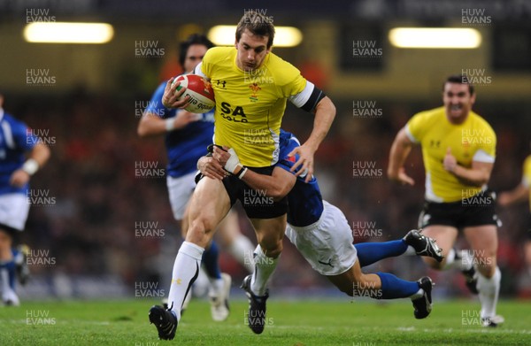 13.11.09 - Wales v Samoa - Invesco Perpetual Series 2009 - Wales' Sam Warburton is tackled by Samoa's David Lemi 