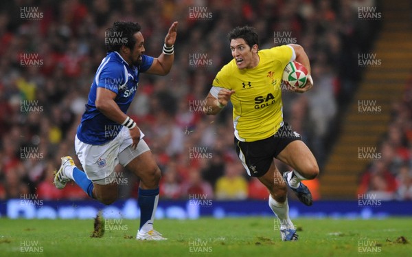 13.11.09 - Wales v Samoa - Invesco Perpetual Series 2009 - Wales' James Hook takes on Samoa's Seilala Mapusua. 
