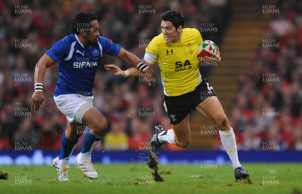 13.11.09 - Wales v Samoa - Invesco Perpetual Series 2009 - Wales' James Hook takes on Samoa's Seilala Mapusua. 