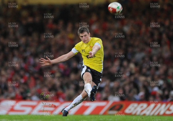 13.11.09 - Wales v Samoa - Invesco Perpetual Series 2009 - Wales' Dan Biggar converts try. 