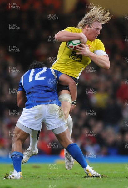 13.11.09 - Wales v Samoa - Invesco Perpetual Series 2009 - Wales' Andy Powell is tackled by Samoa's Seilala Mapusua. 