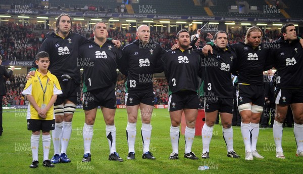 13.11.09 - Wales v Samoa - Invesco Perpetual Series 2009 - Mascot Henry Walters lines up with Ryan Jones, Gethin Jenkins, Tom Shanklin, Huw Bennett, Paul James, Andy Powell and Jamie Roberts. 