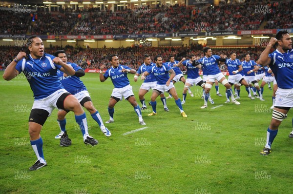 13.11.09 - Wales v Samoa - Invesco Perpetual Series 2009 - Samoa players perform the Manu Siva Tau. 