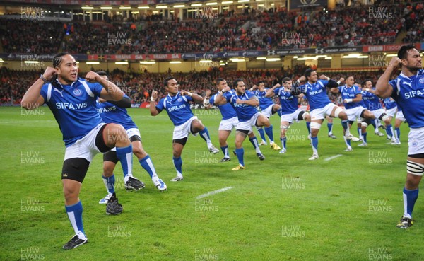 13.11.09 - Wales v Samoa - Invesco Perpetual Series 2009 - Samoa players perform the Manu Siva Tau. 