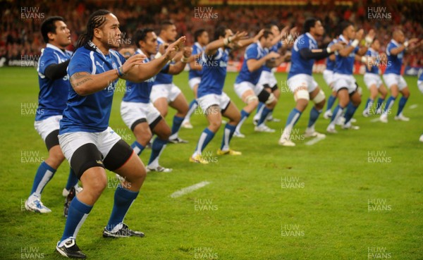 13.11.09 - Wales v Samoa - Invesco Perpetual Series 2009 - Samoa players perform the Manu Siva Tau. 