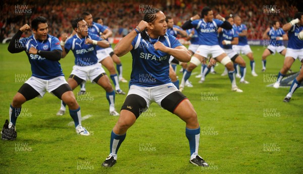 13.11.09 - Wales v Samoa - Invesco Perpetual Series 2009 - Samoa players perform the Manu Siva Tau. 