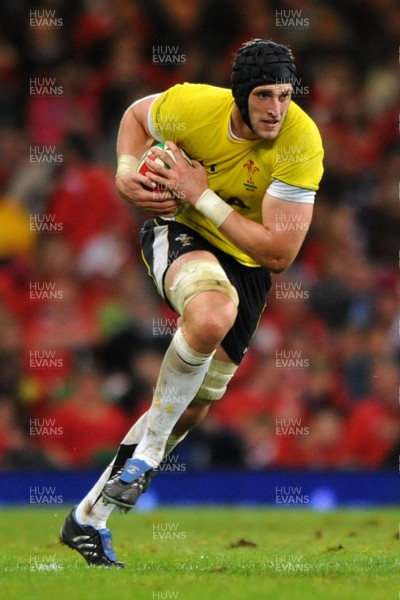 13.11.09 - Wales v Samoa - Invesco Perpetual Series 2009 - Wales' Luke Charteris. 