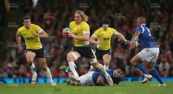 13.11.09 Wales v Samoa... Wales' Andy Powell starts a break. 