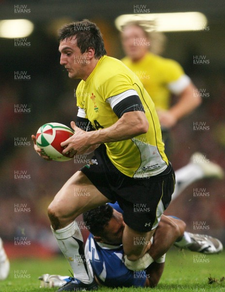 13.11.09 Wales v Samoa... Wales' Sam Warburton is tackled by Samoa's Lolo Lui. 