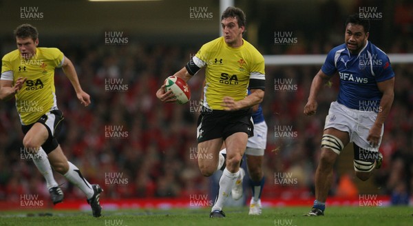 13.11.09 Wales v Samoa... Wales' Sam Warburton breaks through. 