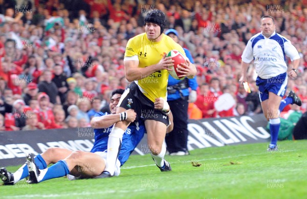 13.11.09 - Invesco Perpetual International Rugby, Wales v Samoa Wales' Leigh Halfpenny goes through on his way to score a try 