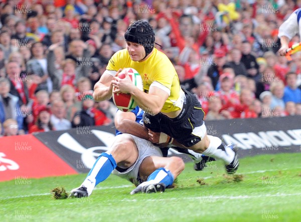 13.11.09 - Invesco Perpetual International Rugby, Wales v Samoa Wales' Leigh Halfpenny goes through on his way to score a try 