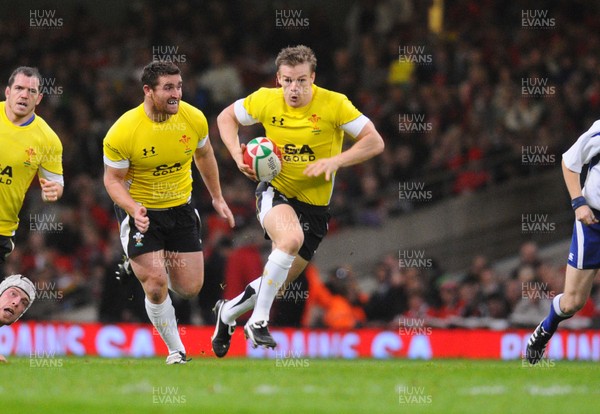 13.11.09 - Invesco Perpetual International Rugby, Wales v Samoa Wales' Dwayne Peel breaks 