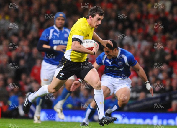 13.11.09 - Invesco Perpetual International Rugby, Wales v Samoa Wales' Sam Warburton tries to get through 