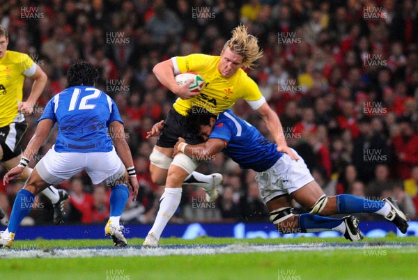 13.11.09 - Invesco Perpetual International Rugby, Wales v Samoa Wales' Andy Powell tries to get through 