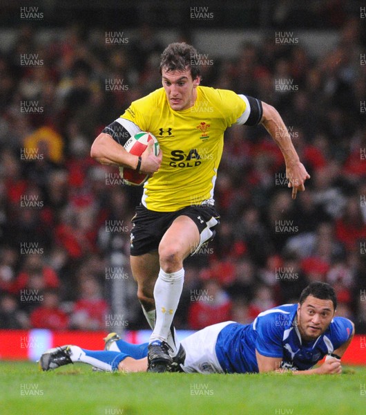 13.11.09 - Invesco Perpetual International Rugby, Wales v Samoa Wales' Sam Warburton breaks 