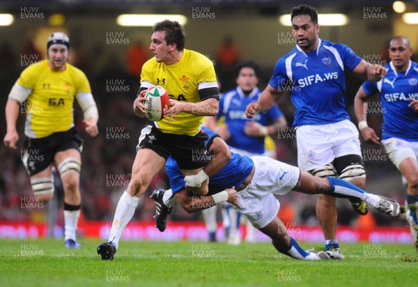 13.11.09 - Invesco Perpetual International Rugby, Wales v Samoa Wales' Sam Warburton is tackled by Samoa's Lolo Lui 