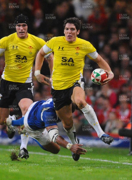 13.11.09 - Invesco Perpetual International Rugby, Wales v Samoa Wales' James Hook gets through a tackle from Samoa's Junior Poluleuligaga 