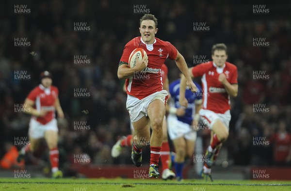 161112 - Wales v Samoa - Dove Men Series -Ashley Beck of Wales breaks to score try