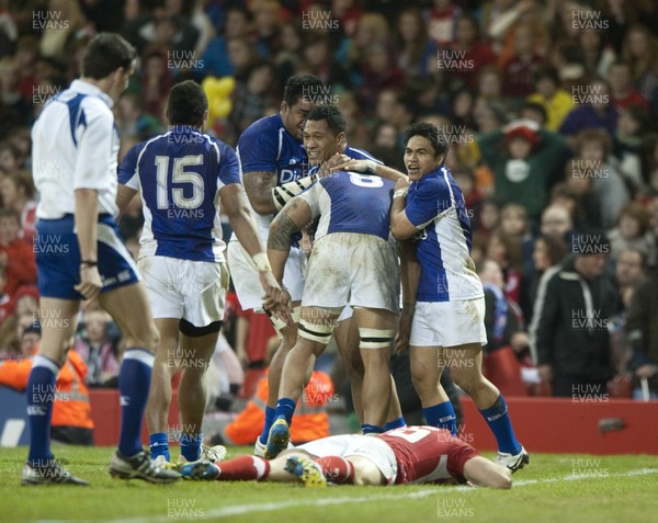 161112 - Wales v Samoa - Dove Men Series 2012 -  Samoa's Johnny Leota, centre, celebrates with team mates after scoring the winning try    