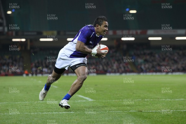 161112 Wales v SamoaSamoa's Fa'atoina Autagavaia scores try