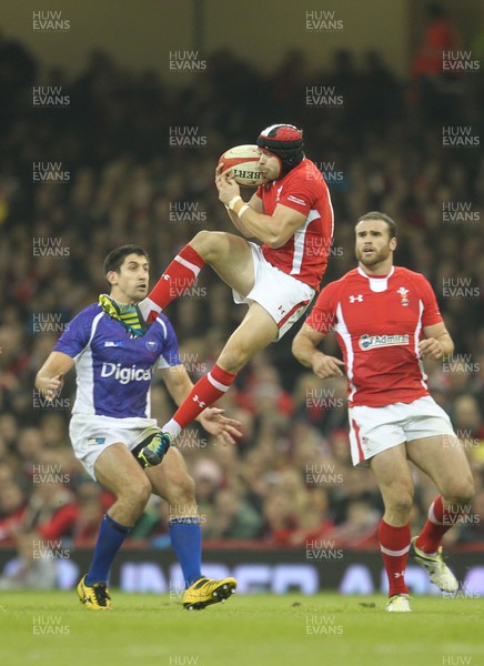 161112 Wales v SamoaWales' Leigh Halfpenny takes high ball