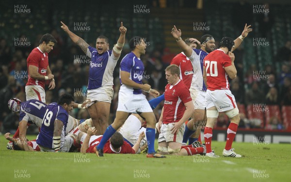 161112 Wales v SamoaWales dejection and Samoan celebration at the final whistle