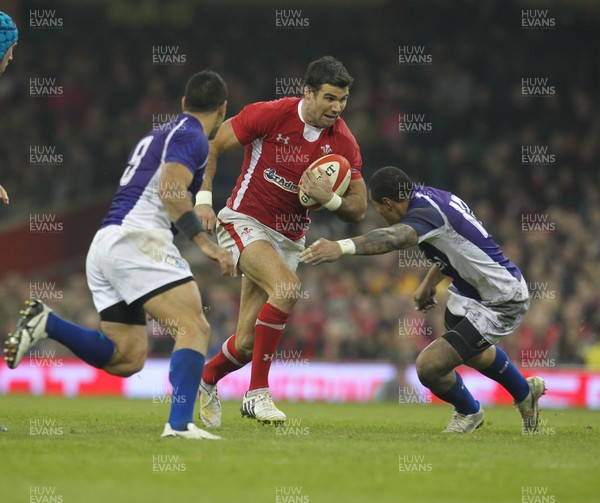 161112 Wales v SamoaWales' Mike Phillips takes on Samoa's Kahn Fotuali'i  and Paul Williams 