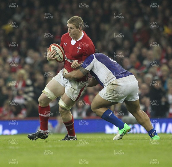 161112 Wales v SamoaWales' Bradley Davies takes on Samoa's Census Johnston